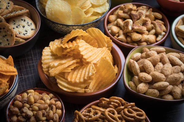 Seramik kaselerde parti yemeği olarak sunulan tuzlu atıştırmalıklar.