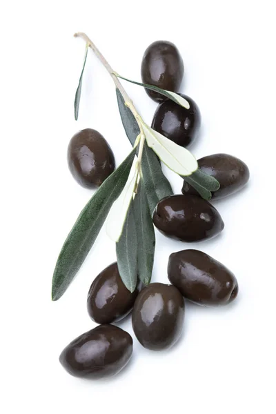 白色背景的黑色腌制橄榄 — 图库照片