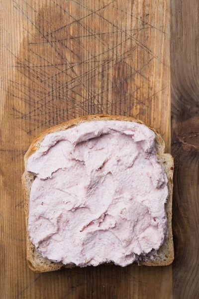 Fatia Pão Torrado Com Carne Paté Espalhado Tiro Cima — Fotografia de Stock