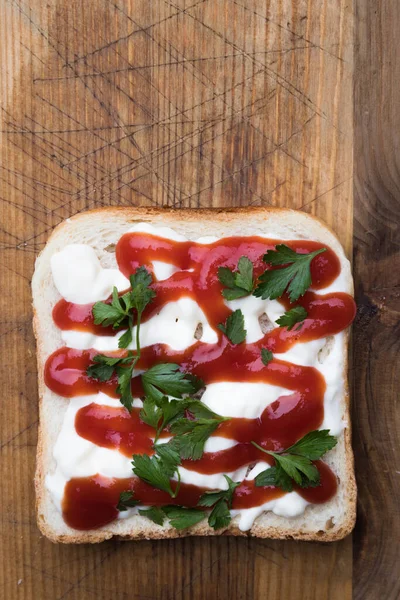 Fetta Pane Tostato Con Ketchup Maionese Sparata Dall Alto — Foto Stock