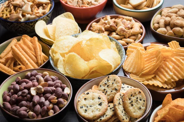 Snacks Salados Servidos Como Comida Fiesta Tazones Cerámica — Foto de Stock