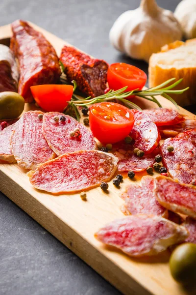 Carne Porco Curada Salsichas Carne Servidas Como Tapas Antipasto Comida — Fotografia de Stock