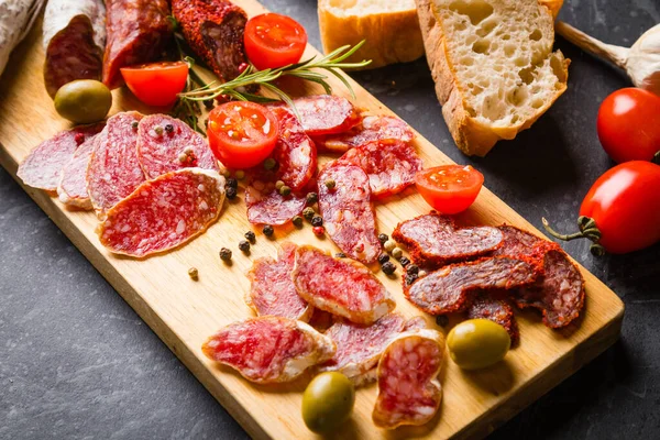 腌制的猪肉和牛肉腊肠可作为意大利面或意大利面的冷自助餐 — 图库照片
