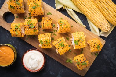 Sağlıklı parti yemeği alternatifi olarak ızgara ve baharatlı mısır dilimleri.