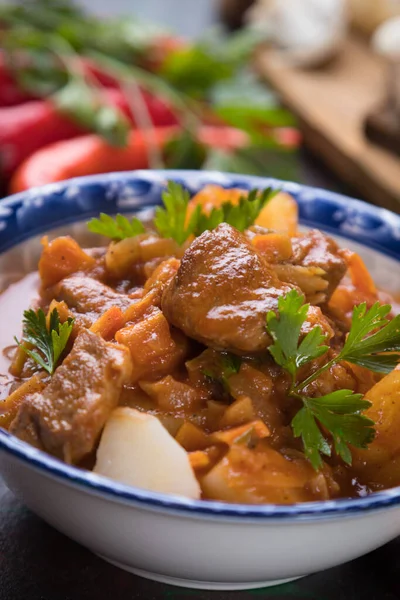 Hongaarse Goulash Varkensvlees Runderstoofpot Geserveerd Ronde Kom — Stockfoto