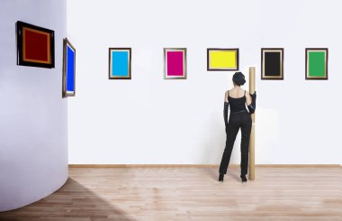 Bir kadın onu geri ile ayakta ve boş bir renk kare Sanat Galerisi'nde bakarak.