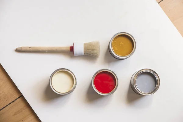 Cuatro Latas Pintura Color Sobre Mesa Con Pincel Rojo Ocre —  Fotos de Stock