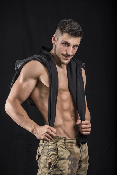 Junge Hemdlose Schöne Kaukasische Männchen Posiert Auf Dunkel — Stockfoto