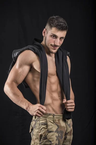 Mladý Shirtless Hezký Kavkazský Pes Pózuje Tmavé — Stock fotografie