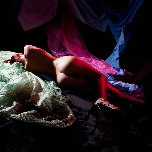 renkli kumaş, arka görüş yalan duygusallık genç çıplak kadın