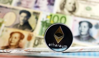 Arka plan üzerinde farklı banknot Ethereum sikke karşı. Cryptocurrency ticaret kavramı .