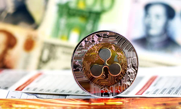 バック グラウンドの異なる紙幣のに対して金のリップル硬貨 Cryptocurrency 取引の概念 — ストック写真