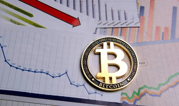 Eine Goldene Bitcoin Auf Graphen Und Diagrammen Hintergrund Konzept Des Stockbild