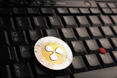 Siyah dizüstü bilgisayar klavyesi üzerinde Ripple Xrp sikke