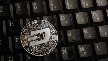 Dizüstü bilgisayar klavyesi üzerinde gümüş çizgi sikke