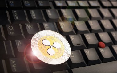 Siyah dizüstü bilgisayar klavyesi üzerinde Ripple Xrp sikke