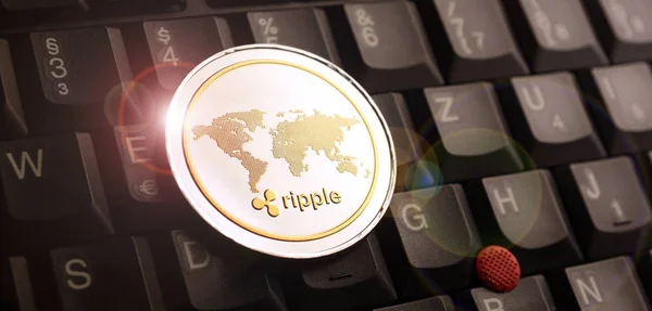 Ondulazione d'oro XRP moneta sulla tastiera del computer portatile — Foto Stock