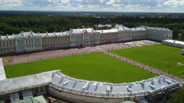 Bekijken met bovenkant van de drone op Katherines Palace hal in Tsarskoje Selo Pushkin, Rusland — Stockvideo