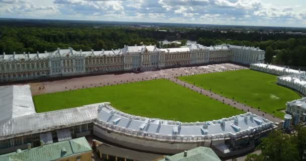 Bekijken met bovenkant van de drone op Katherines Palace hal in Tsarskoje Selo Pushkin, Rusland — Stockvideo