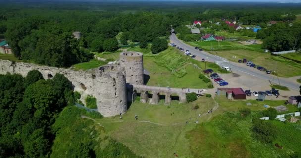 Vue aérienne depuis l'ancienne forteresse détruite par drone. Koporye. Saint-Pétersbourg. Russie — Video