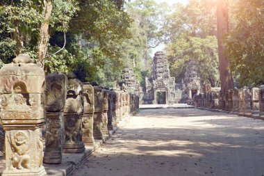 Tapınağı (12. yüzyılda), Siem Reap, Kamboçya'nın giriş kapısı kalıntıları
