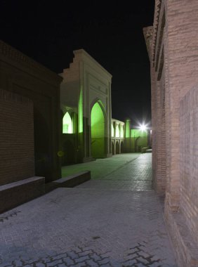 Özbekistan. Khiva. Eski şehrin sokakları gece aydınlanıyor.