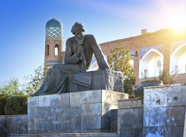 Özbekistan, Hiva, - 20 Eylül 2015: heykel muhammed ibn Musa el-Khwarizmi - Hiva içinde 783 içinde tarihi ünlü bilim adamı. Onun adı Algoritmi Latince olarak işlenen çünkü terim 'algoritması' hala bize onu hatırlatıyor