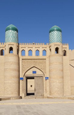 Antik surların içinde giriş kapısı. Özbekistan. Hiva