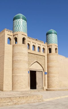 Antik surların içinde giriş kapısı. Özbekistan. Hiva