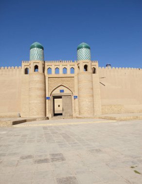 Antik surların içinde giriş kapısı. Özbekistan. Hiva