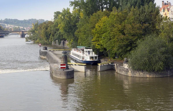 Barco Turístico Pie Pasa Una Cerradura Río Moldava Praga República — Foto de Stock