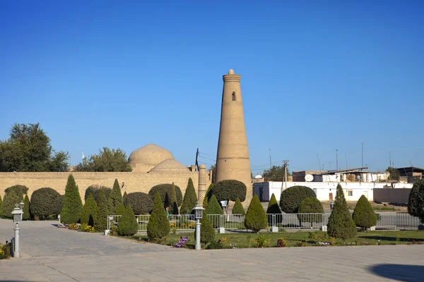 Starověké Minaret Ulici Starého Města Uzbekistán Chiva — Stock fotografie