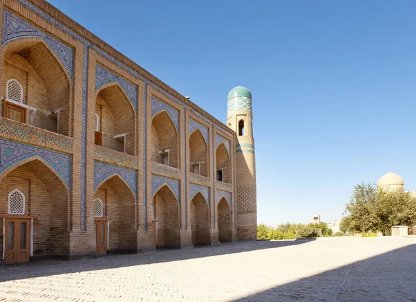 Antike Minarett Auf Der Straße Der Altstadt Usbekistan Chiwa — Stockfoto