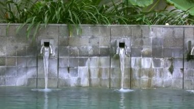 Su akıntısı havuza, Bali, Endonezya akıyor