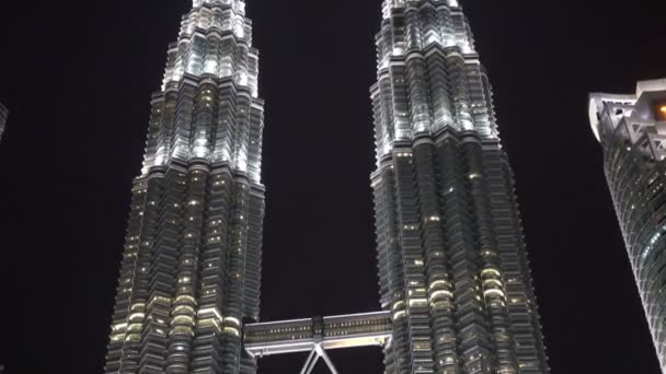 吉隆坡 马来西亚 2016年10月12日 在吉隆坡马来西亚之夜的双子塔上 喷泉以彩色灯光照亮 — 图库视频影像