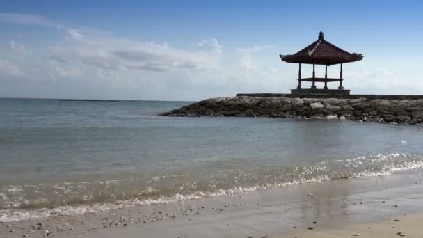 Traditionele nationale arbor tegen de achtergrond van de blauwe hemel op de oever van het tropische strand in zonnige dag. Bali. Indonesië — Stockvideo