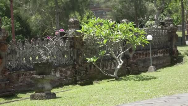 Pura Taman Ayun, Taman Ayun Tempel, Bali Indonesien, die Aussicht bei sonnigem Wetter — Stockvideo
