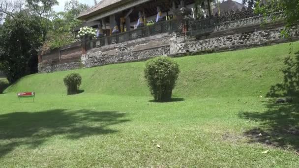 Pura Taman Ayun, Templo Taman Ayun, Bali Indonesia, la vista panorámica en el día soleado, en el plato una inscripción en indonesio "en un césped para no ir " — Vídeo de stock