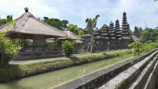Pura Taman Ayun, Taman Ayun Tapınağı, Bali Endonezya, güneşli bir günde panoramik manzara — Stok video