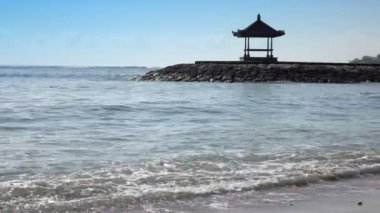 Geleneksel ulusal ağaç arka planı mavi gökyüzü güneşli gün tropik sahil kıyısında. Bali. Endonezya