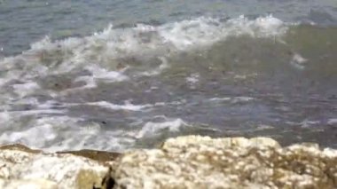 Şemsiye ve şezlong ile tropikal tatil kum plajındaki sıcak denizin dalgaları çalıştırmak