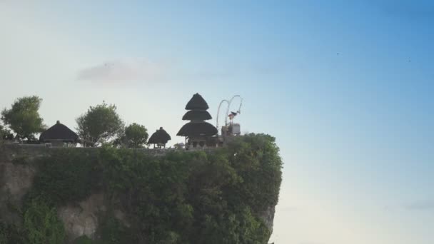 Pura Luhur Uluwatu. Bali Indonezja, panoramiczny widok w czasie zachodu słońca — Wideo stockowe