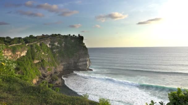 Pura Luhur Uluwatu. Bali Indonésie, do Panoramic výhled v době západu slunce — Stock video