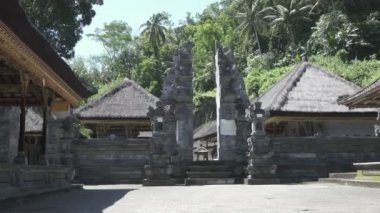 11. yüzyıldan kalma Tapınağı ve Tampaksiring kuzey doğusunda Bali, Endonezya'da Ubud mezar kompleksi Gunung Kawi olduğunu
