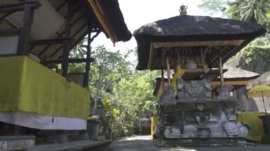 11. yüzyıldan kalma Tapınağı ve Tampaksiring kuzey doğusunda Bali, Endonezya'da Ubud mezar kompleksi Gunung Kawi olduğunu