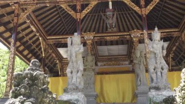 11. yüzyıldan kalma Tapınağı ve Tampaksiring kuzey doğusunda Bali, Endonezya'da Ubud mezar kompleksi Gunung Kawi olduğunu