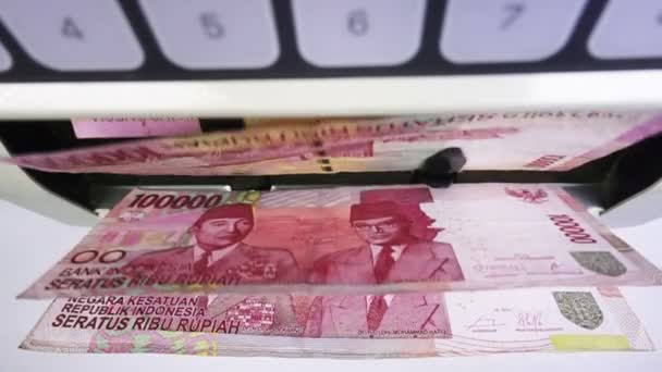 Máquina contadora de dinero electrónico está contando Mauricio rupias — Vídeo de stock