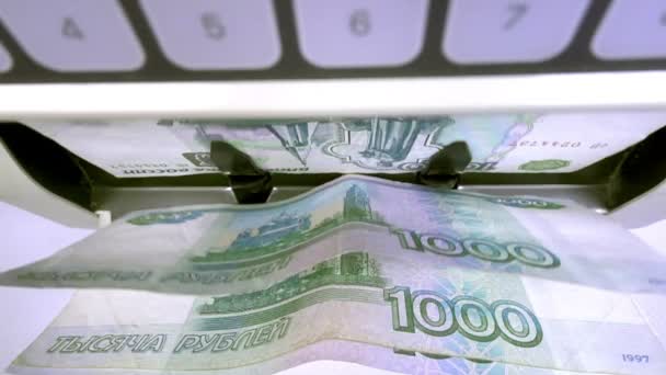 Máquina de contador de dinheiro eletrônico está contando as notas de rublo russo — Vídeo de Stock