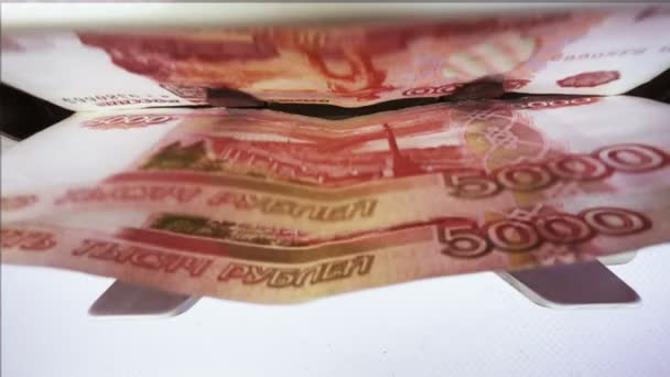 Elektronisch geld teller machine telt de Russische vijfduizendste roebel bankbiljetten — Stockvideo