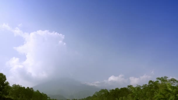 Monte Merapi, Gunung Merapi, literalmente Montaña de Fuego en indonesio y javanés, es un estratovolcán activo situado en la frontera entre Java Central y Yogyakarta, Indonesia — Vídeo de stock